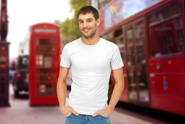 Mann im weißen T-Shirt über der Londoner City Street — Stockfoto