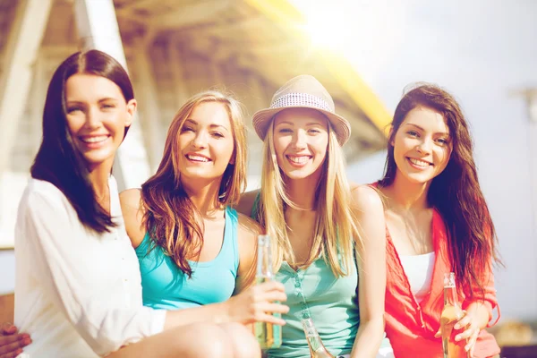 Chicas con bebidas en la playa — Foto de Stock