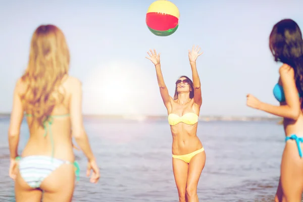 Meninas com bola na praia — Fotografia de Stock