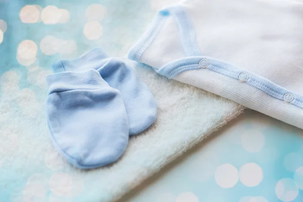 Close up de roupas de meninos para recém-nascido na mesa — Fotografia de Stock