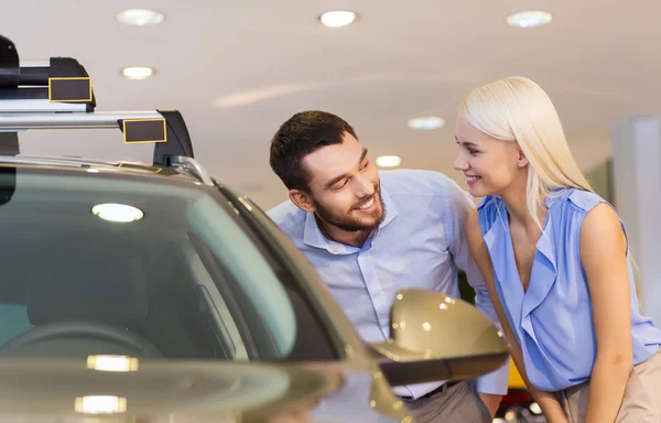 Casal feliz comprar carro em auto show ou salão — Fotografia de Stock