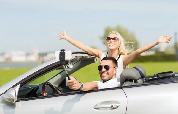 Heureux couple en voiture prendre selfie avec smartphone — Photo