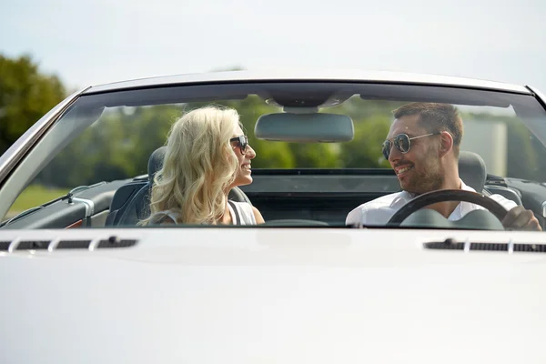Lycklig man och kvinna i cabriolet bil — Stockfoto
