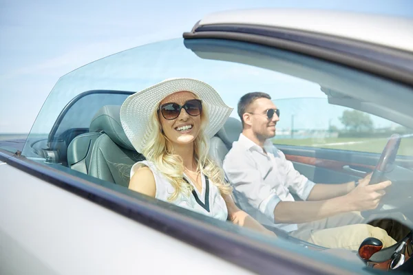 Gelukkig man en vrouw rijden in auto met cabriolet — Stockfoto