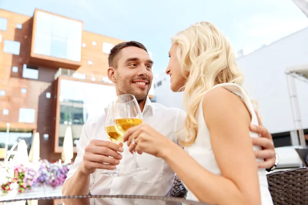 Feliz pareja bebiendo vino en el restaurante al aire libre —  Fotos de Stock