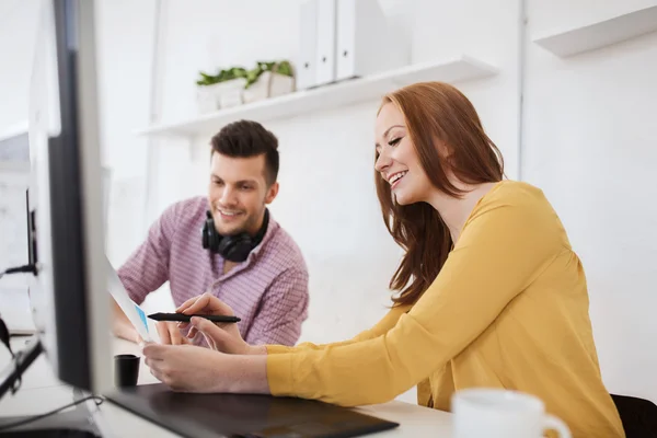 Glückliches Kreativteam mit Papieren im Büro — Stockfoto