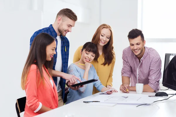 Lyckliga kreativa team eller studenter som arbetar på kontor — Stockfoto