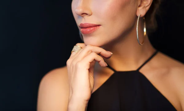 Beautiful woman in black wearing diamond jewelry — Stock Photo, Image