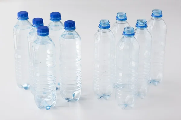 Nahaufnahme von Flaschen mit Trinkwasser auf dem Tisch — Stockfoto