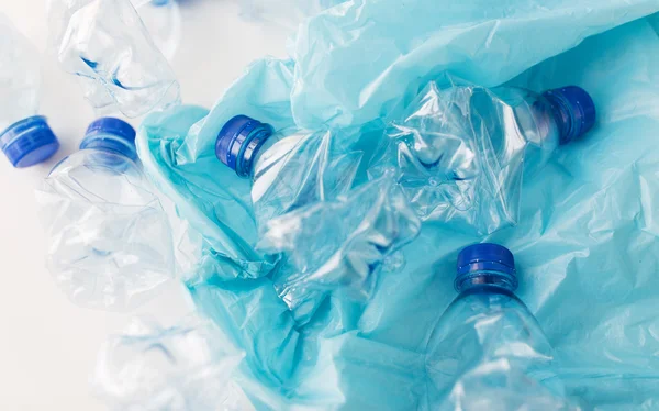 Close-up de garrafas de plástico usadas e saco de lixo — Fotografia de Stock