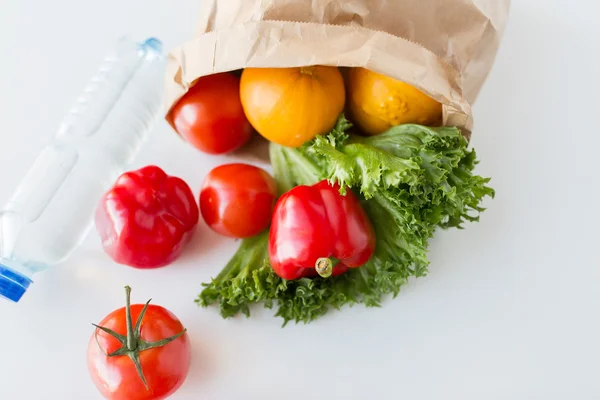 Panier de légumes frais et d'eau à la cuisine — Photo