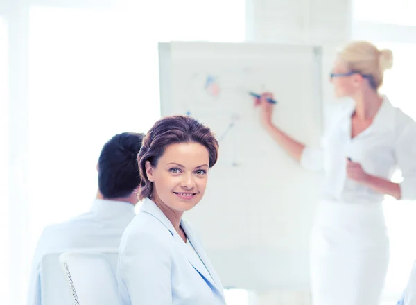 Geschäftsfrau bei Geschäftstreffen im Büro — Stockfoto