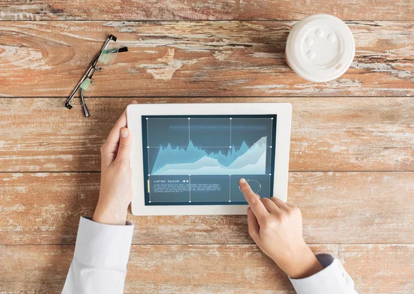 Primer plano de las manos femeninas con gráficos en la tableta pc — Foto de Stock