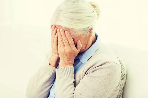 Mujer mayor que sufre de dolor de cabeza o dolor de cabeza — Foto de Stock