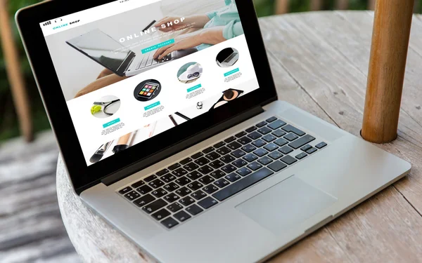 ラップトップ コンピューターのオンライン ショップのページでのクローズ アップ — ストック写真