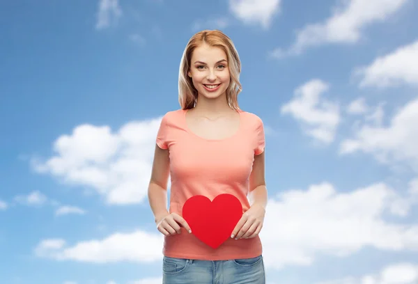 Mulher feliz ou menina adolescente com forma de coração vermelho — Fotografia de Stock