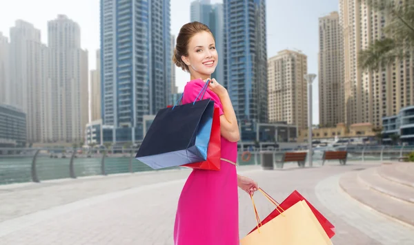幸福的女人，在迪拜城的购物袋 — 图库照片