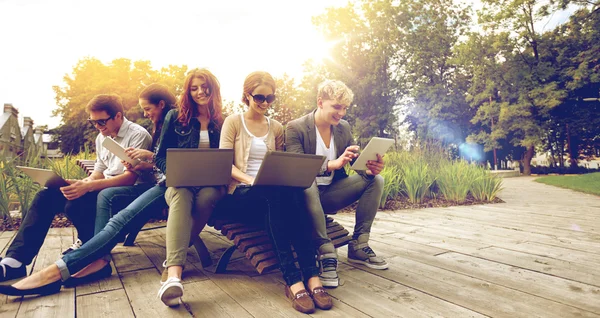 Étudiants ou adolescents avec ordinateur portable — Photo