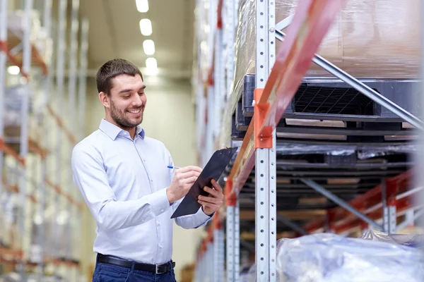 Gelukkig zakenman met Klembord in magazijn — Stockfoto