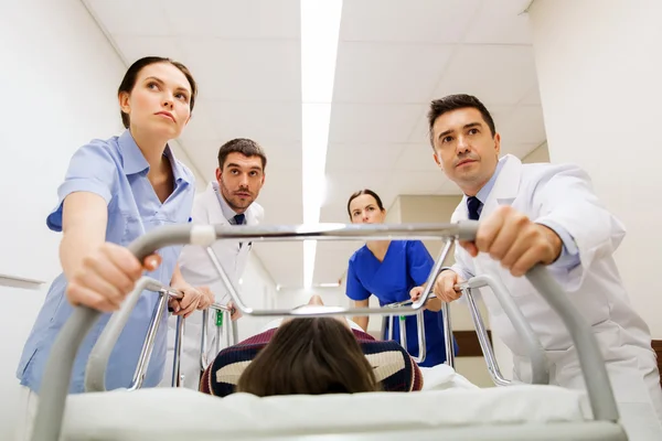 Les médecins avec une femme sur le brancard de l'hôpital à l'urgence — Photo