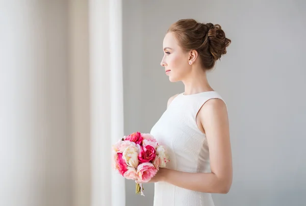 Noiva ou mulher em vestido branco com ramo de flores — Fotografia de Stock