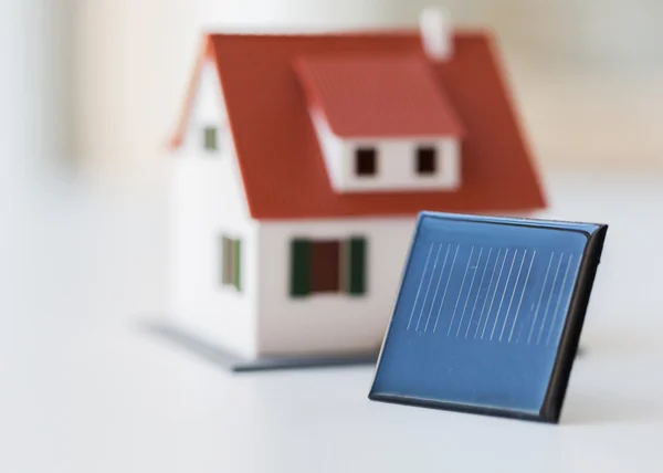 Κοντινό πλάνο του σπίτι μοντέλο και ηλιακή μπαταρία ή κυττάρων — Φωτογραφία Αρχείου