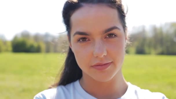 Cara de feliz sonriente joven al aire libre — Vídeos de Stock