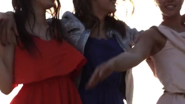 Group of smiling women or girls dancing on beach 17 — Stock Video