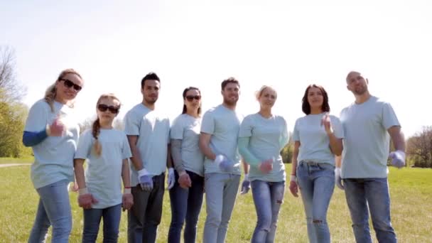 Grupo de voluntarios mostrando pulgares hacia arriba en el parque — Vídeos de Stock