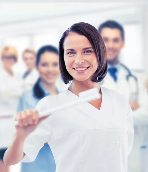 Dentiste avec brosse à dents à l'hôpital — Photo