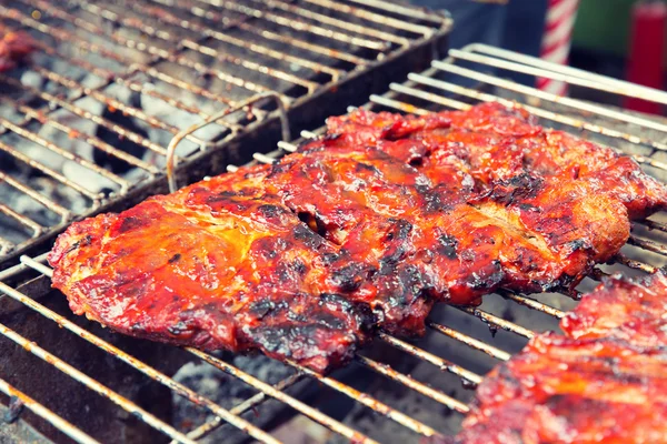 Vlees grill op straat markt — Stockfoto