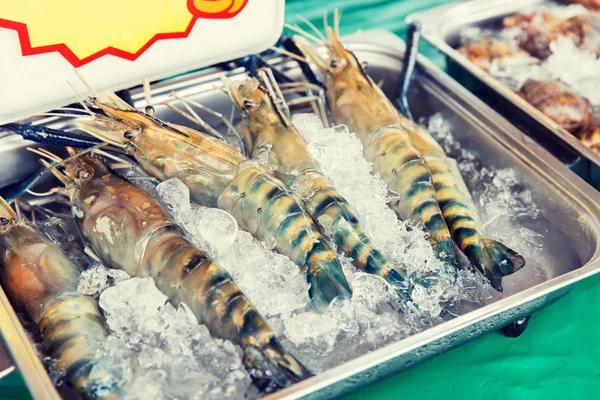 Shrimps or seafood on ice at asian street market — Stock Photo, Image