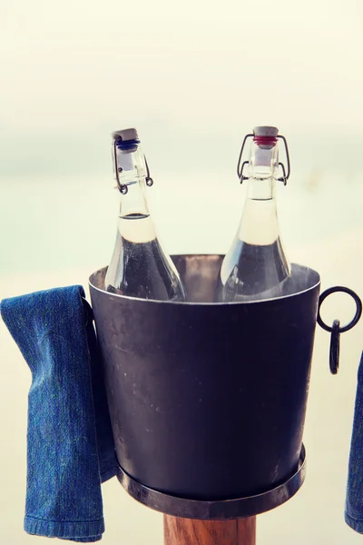 Water bottles in ice bucket at hotel beach — Stock Photo, Image