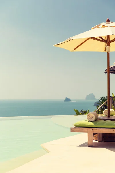 Vista desde la piscina de borde infinito con sombrilla al mar — Foto de Stock