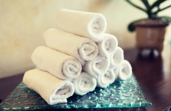 Rolled bath towels at hotel spa — Stock Photo, Image