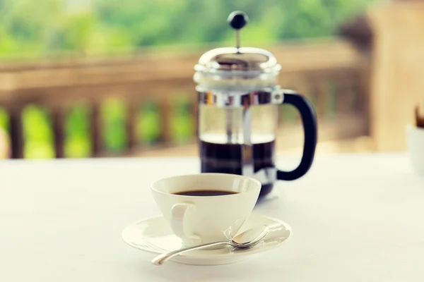 Kopje koffie en Franse pers op tafel — Stockfoto