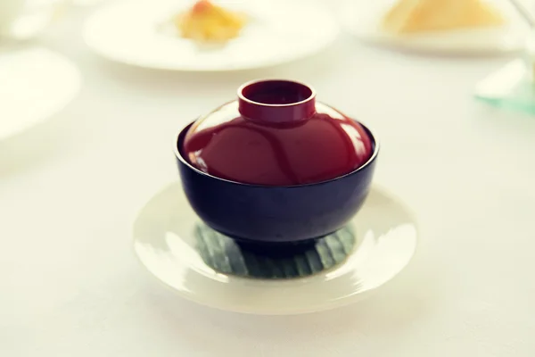 Ceramic pot with hot dish on restaurant table — Stock Photo, Image