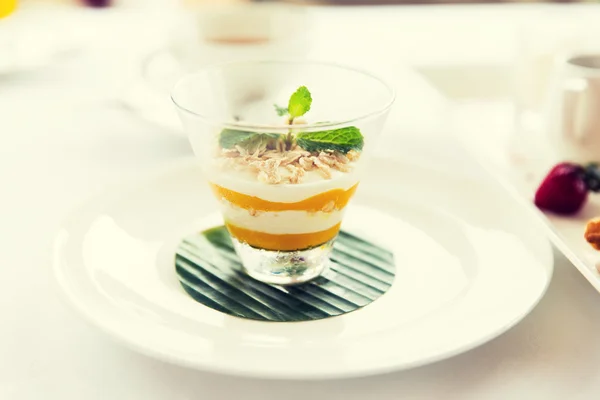 Close-up van dessert in glas in restaurant — Stockfoto