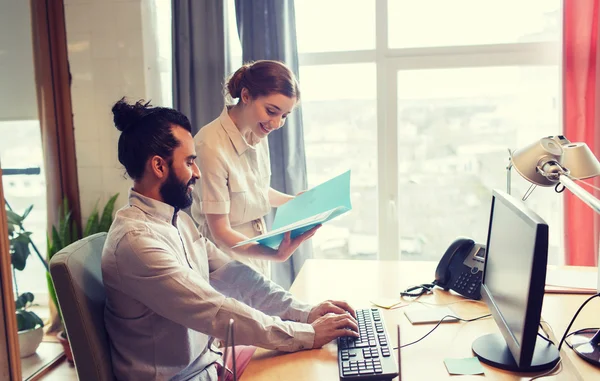 Equipe criativa feliz com computador no escritório — Fotografia de Stock