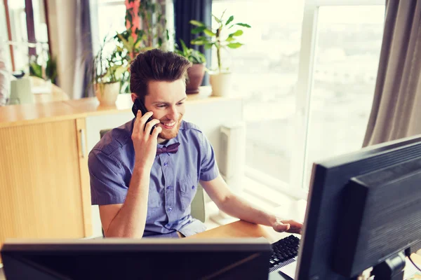 Gelukkig creatieve mannelijke werknemer opgeroepen smarphone — Stockfoto