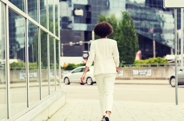 Mujer de negocios afroamericana caminando en la ciudad —  Fotos de Stock