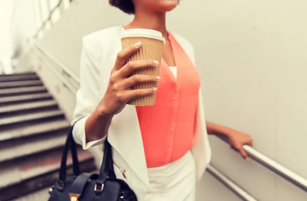 Primer plano de la mujer de negocios africana con café —  Fotos de Stock