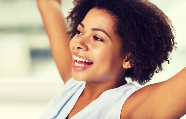 Gezicht van gelukkig Afro-Amerikaanse jonge vrouw — Stockfoto