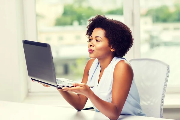 Afrikanerin schickt Kuss an Laptop — Stockfoto