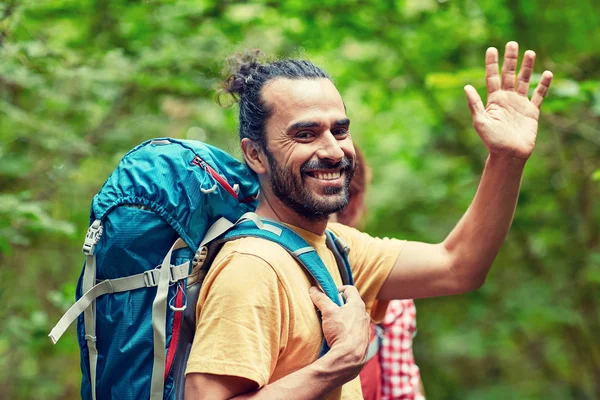 Hiking sırt çantaları ile gülümseyen arkadaş grubu — Stok fotoğraf