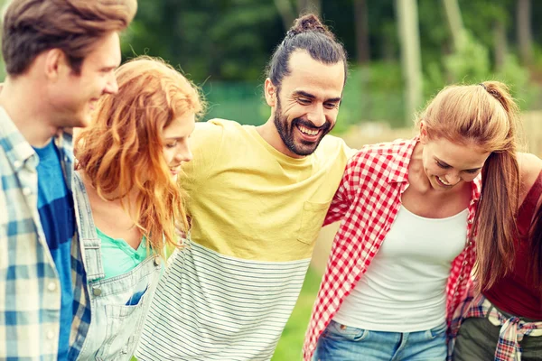 Grupo de amigos sorridentes ao ar livre — Fotografia de Stock