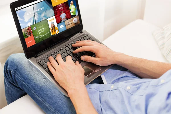 Close up de homem digitando no computador portátil em casa — Fotografia de Stock