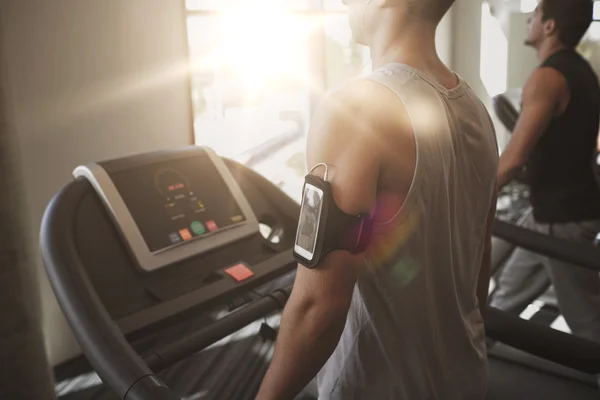 Spor salonunda treadmill egzersiz erkek gülümseyen — Stok fotoğraf