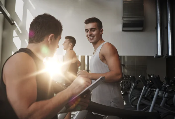 Hommes faisant de l'exercice sur tapis roulant dans la salle de gym — Photo