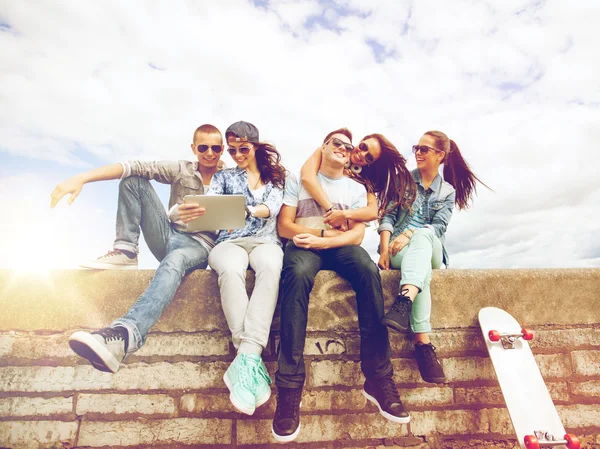 Groep tieners kijken naar tablet pc — Stockfoto